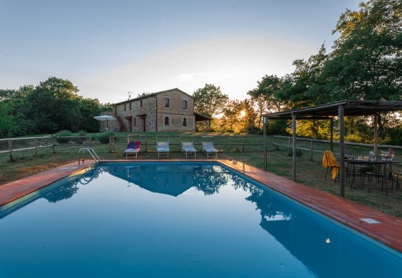 The pool in the glow of the sunset – Amantino