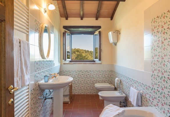Bathroom nr.3 with tub on first floor - Amantino