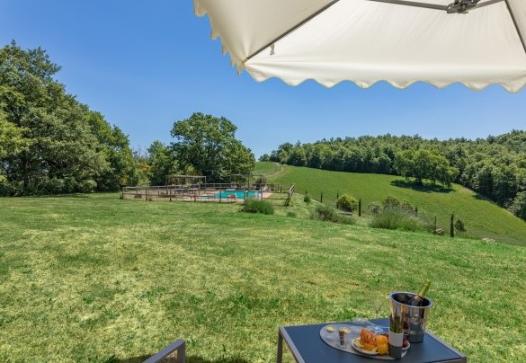 The pool can be reached by crossing the garden – Amantino