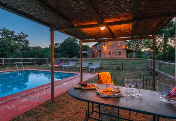 The solarium is lawned with sunbeds and two pergolas – Amantino