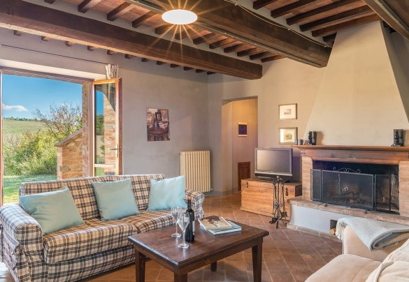 Living room with fireplace next to the kitchen – Amantino