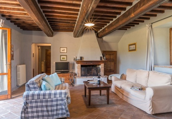 Living room with fireplace next to the kitchen – Amantino