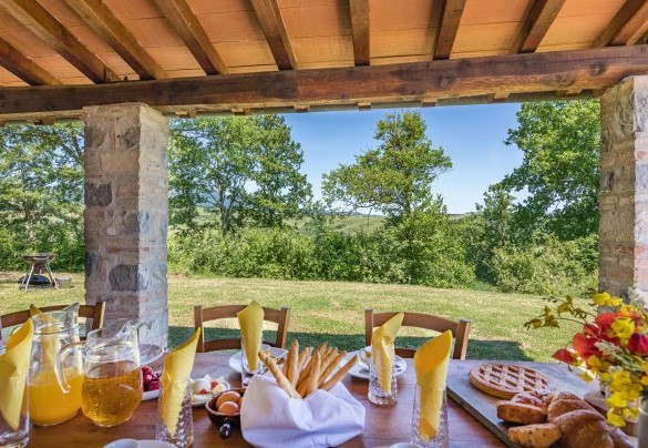 The porch shades the table prepared for outdoor breakfast – Amantino 