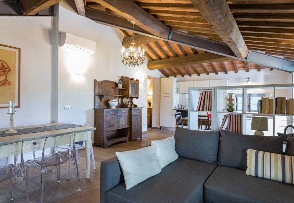 Dining area with kitchenette and living area - Antica Villa Merelli
