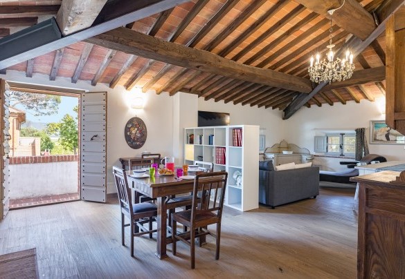 Dining area with kitchenette and living area - Antica Villa Merelli