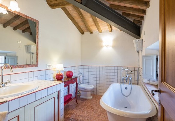 Bathroom with tub - Antica Villa Merelli
