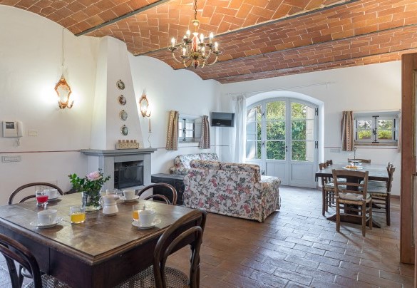 Dining area with kitchenette and living area - Antica Villa Merelli