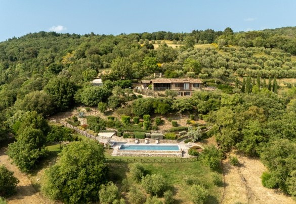  The swimming pool is located on a lower terrace - Antiche Pietre
