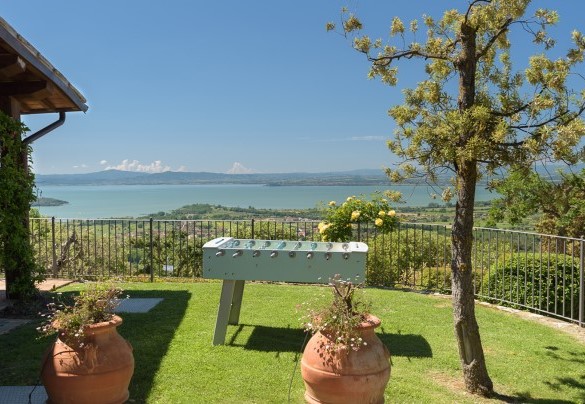 Il biliardino e la vista verso il lago - Antiche Pietre