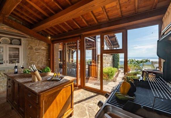 La cucina esterna comunica con la veranda - Antiche Pietre 