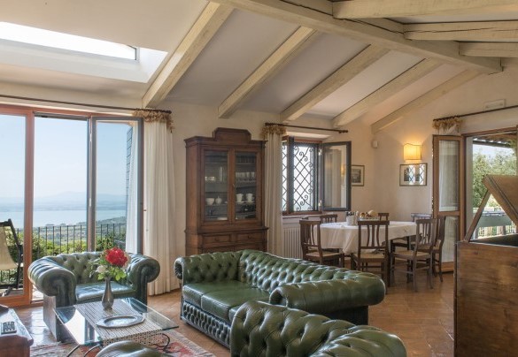 L'accogliente salotto open con zona pranzo e cucina - Antiche Pietre