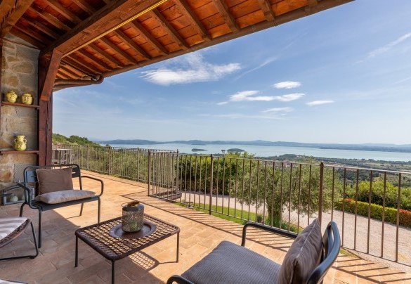  The veranda with views over the Lake Trasimeno - Antiche Pietre