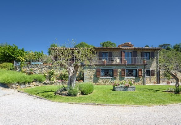 Il casale in pietra visto dal giardino - Antiche Pietre