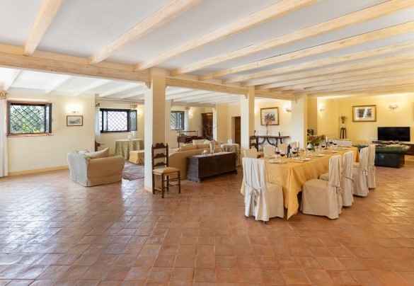 The living with dining area and seating space on the ground floor - Antiche Pietre