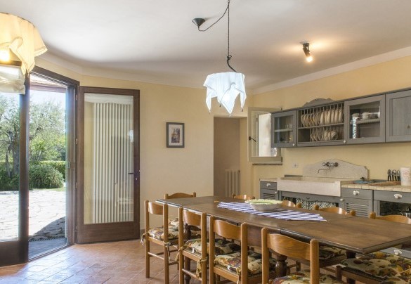 L'accogliente cucina al piano terra con accesso diretto all'esterno - Antiche Pietre   