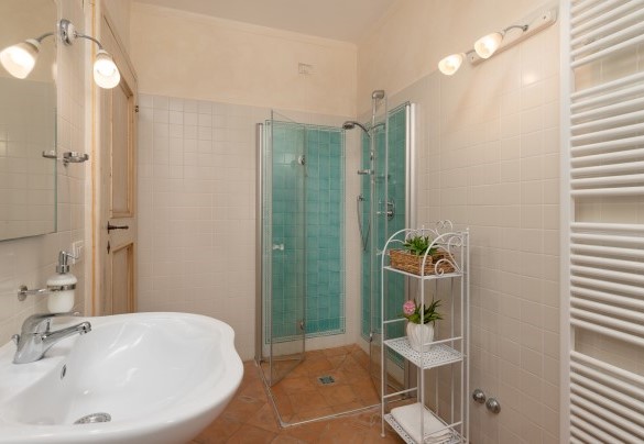 The bathroom with shower n.3 on the first floor - Antiche Pietre 