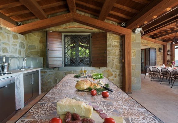 L'ampia veranda è dotata di cucina completa in muratura - Antiche Pietre