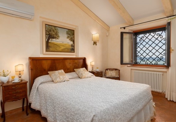 The double bedroom n.2 on the first floor - Antiche Pietre