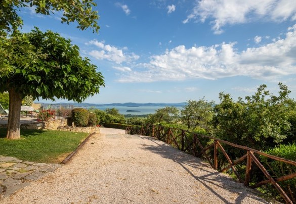 The internal dirt road leading to the gate - Antiche Pietre