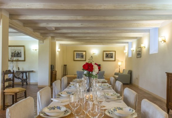 Dettaglio del tavolo imbandito - Antiche Pietre 