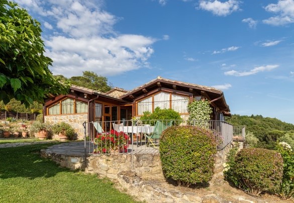 The property is situated on the hillside of Tuoro - Antiche Pietre 