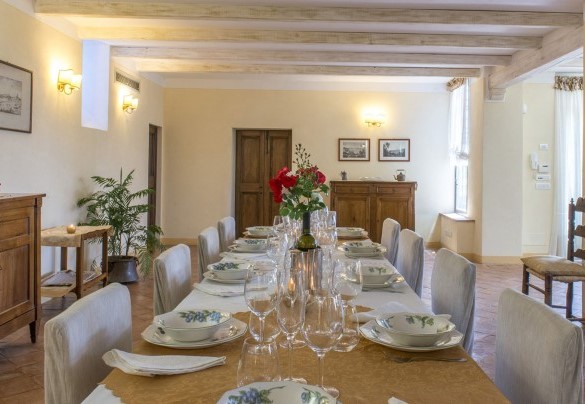 La zona da pranzo al piano terra con il tavolo imbandito per cene importanti - Antiche Pietre   