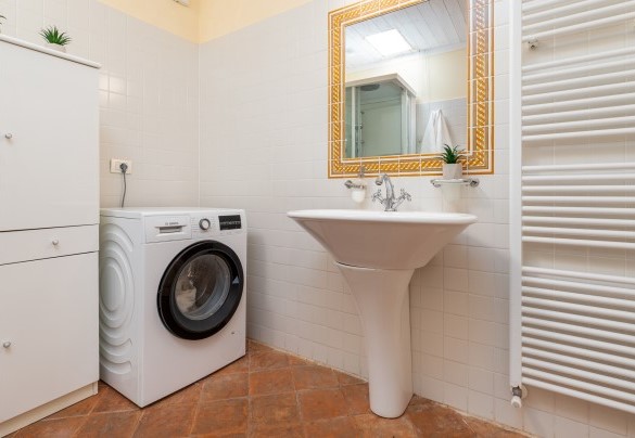 The bathroom with shower n.1 on the ground floor - Antiche Pietre 