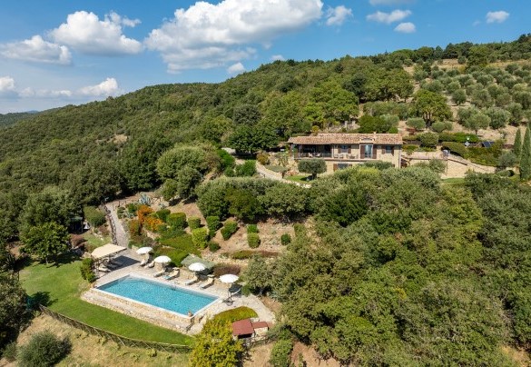 La piscina è situata su un terrazzamento inferiore - Antiche Pietre