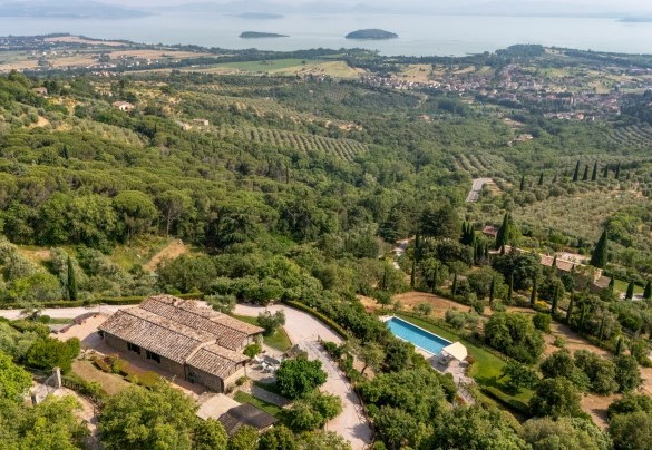 The property surrounded by green hills with 360 degrees view on the Trasimeno Lake - Antiche Pietre