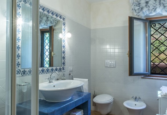 Bagno con doccia al primo piano - Antiche Pietre