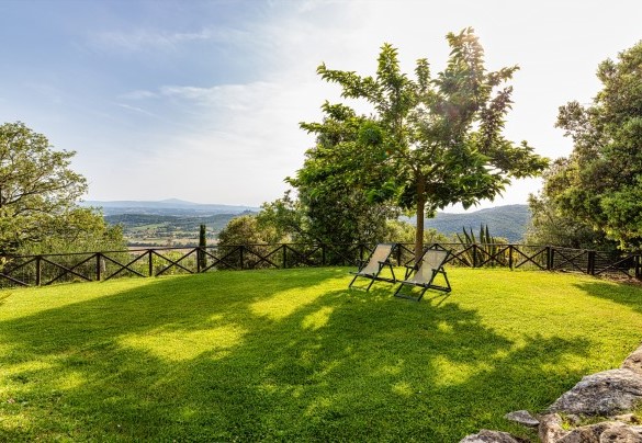 The green lawn in the pool area - Antiche Pietre