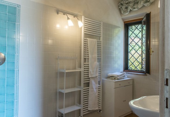 Bagno en suite, adatta anche a persone disabili, con doccia al primo piano - Antiche Pietre
