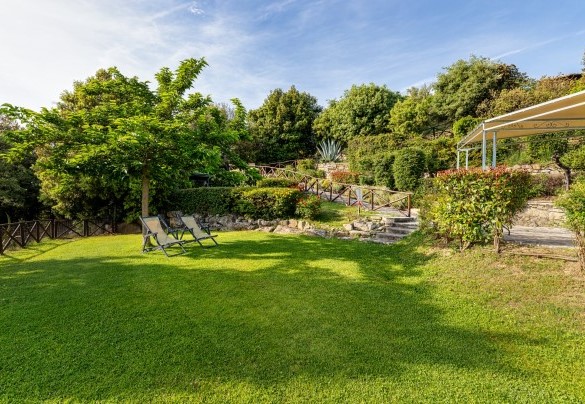 The green lawn in the pool area - Antiche Pietre