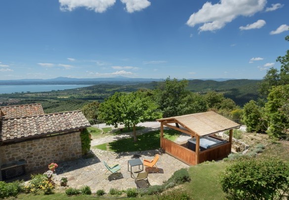 La villa e la vasca idromassaggio viste dall'alto - Antiche Pietre
