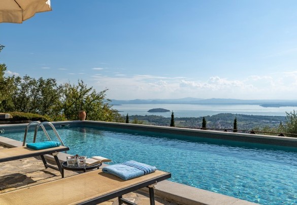 La piscina recintata dista circa 20 metri dal casale - Antiche Pietre