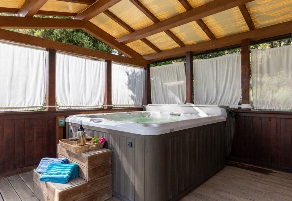 5 m from the house there is the 6 people hydro-massage tub - Antiche Pietre 