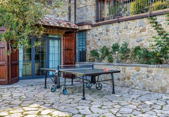  The ping pong table and the ground floor entrance - Antiche Pietre
