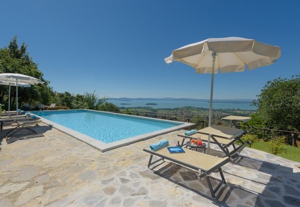 La piscina misura 13 x 5 m con una profondità di 1,40 m costante - Antiche Pietre 