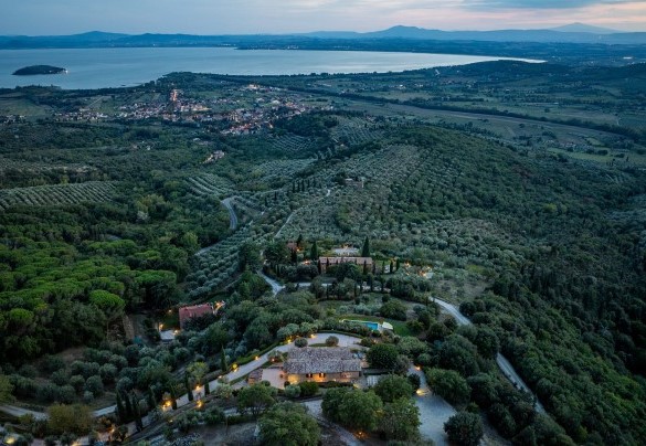 Il panorama al tramonto verso il Lago Trasimeno - Antiche Pietre
