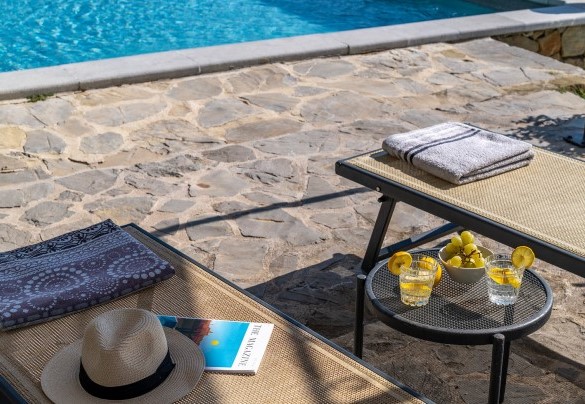 La piscina adagiata su un solarium in pietra - Antiche Pietre