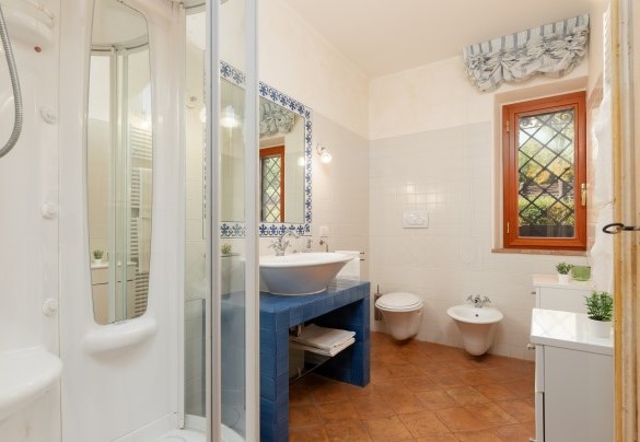 The bathroom with shower n.4 on the first floor - Antiche Pietre 