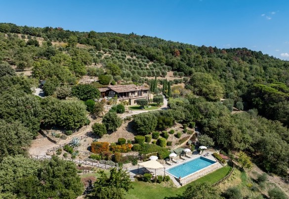 La proprietà circondata dalle colline umbre - Antiche Pietre