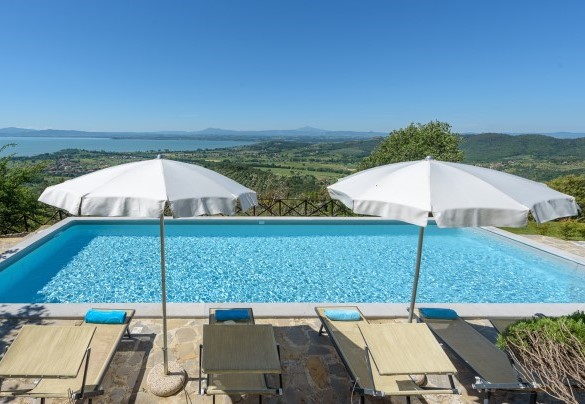 La piscina recintata dista circa 20 metri dal casale - Antiche Pietre