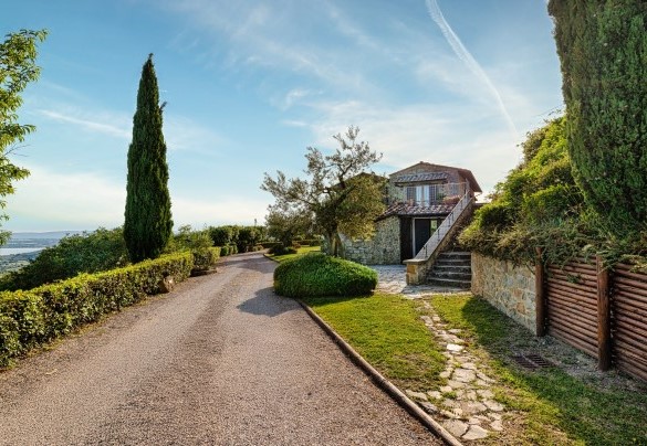 The internal dirt road leading to the house - Antiche Pietre