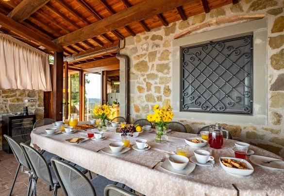 La veranda attrezzata con il tavolo e le sedie - Antiche Pietre