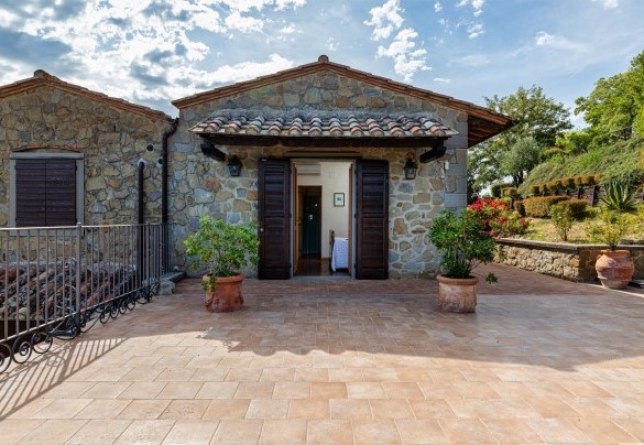 The terrace with direct entrance through french doors - Antiche Pietre