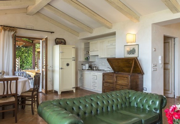 Il salotto open al primo piano comunica comodamente con la veranda - Antiche Pietre  