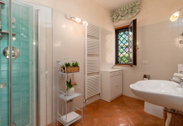 The bathroom with shower n.3 on the first floor - Antiche Pietre 