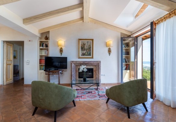 The living with seating space on the first floor - Antiche Pietre