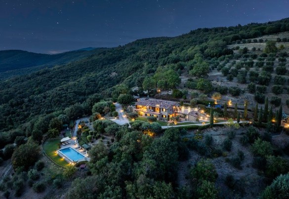 Il casale e la piscina illuminati di notte - Antiche Pietre